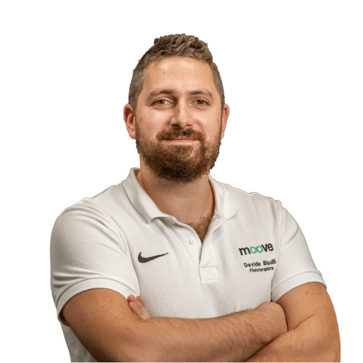 Dottor Davide Bisulli, fisioterapista di Moove, con le braccia conserte in polo bianca.