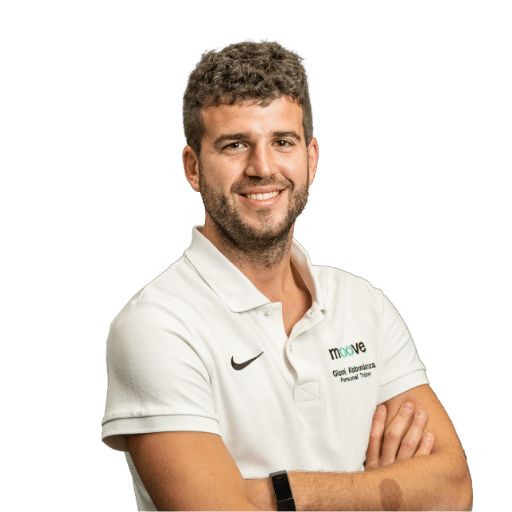 Dottor Gianni Abbondanza, chinesiologo di Moove, con le braccia conserte in polo bianca.