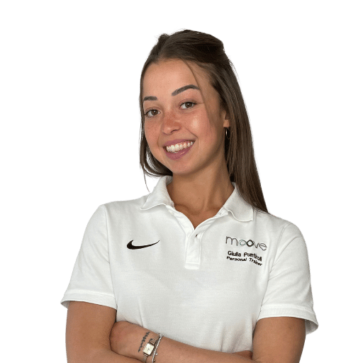 Dottoressa Giulia Puntiroli, chinesiologa di Moove, con le braccia conserte in polo bianca.