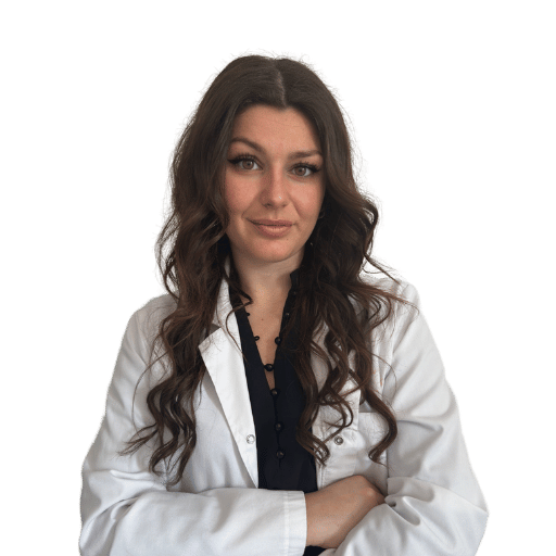 Dott.ssa Natascia Soldati, nutrizionista di Moove, con le braccia conserte in camice bianco.