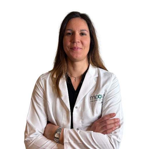 Dottoressa Milena Cannuccia, medico neurologo di Moove, con le braccia conserte in camice bianco.