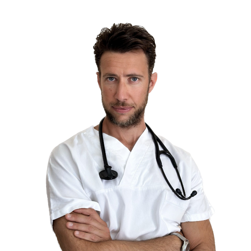 Dottor Mario Bartolomei, medico cardiologo di Moove, con le braccia conserte in camice bianco.