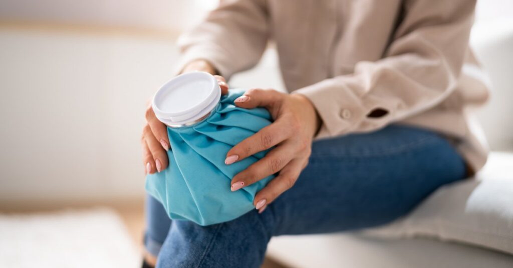 Borsa del ghiaccio applicata sul ginocchio dopo un trauma