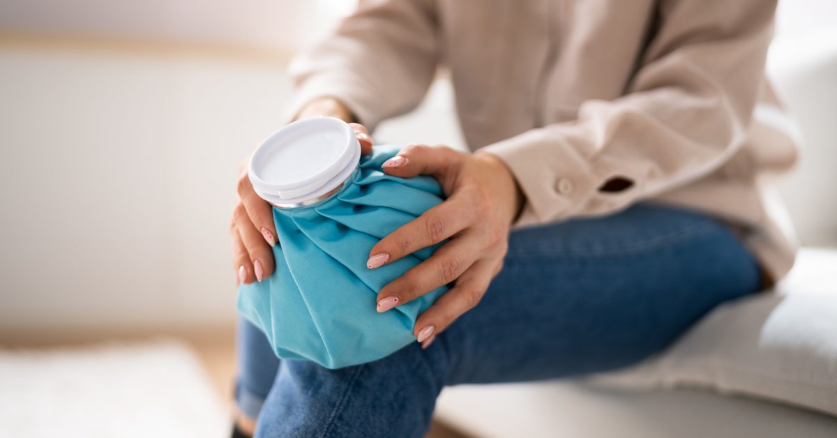Borsa del ghiaccio applicata sul ginocchio dopo un trauma